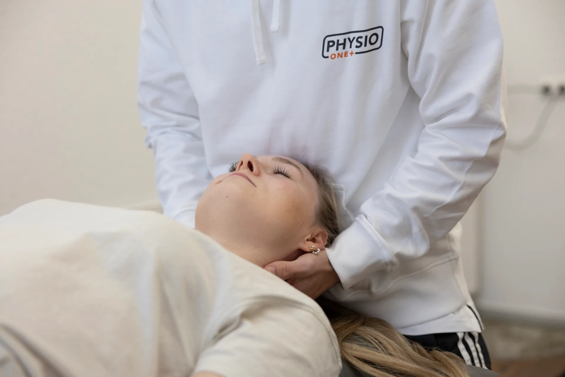 Physiotherapeut behandelt Patientin in der Physio One Praxis in Lübeck